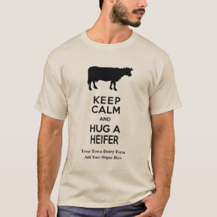 Lugn för mejerilantgårdbehålla och kramar en rolig t shirt