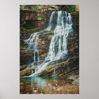 Lugn kaskaderande vattenfall i naturen poster