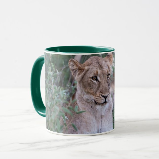 Lugn Lejoninna – Wildlife Artwork Mugg (Framsida vänster)