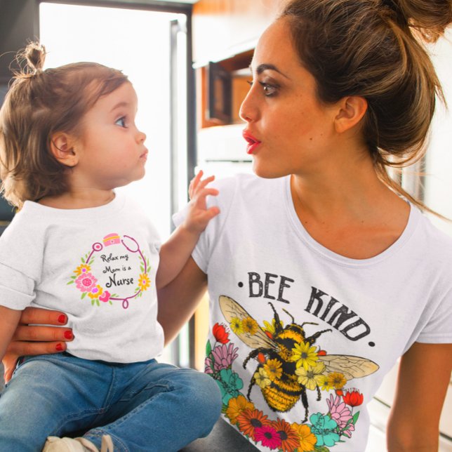 Lugn Min Mamma Är En Sjuksköterska Blommig Stetosk T Shirt (Skapare uppladdad)