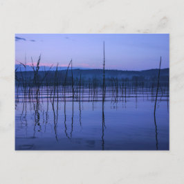 Lugn och dimmig sjö efter kraftigt regn vykort