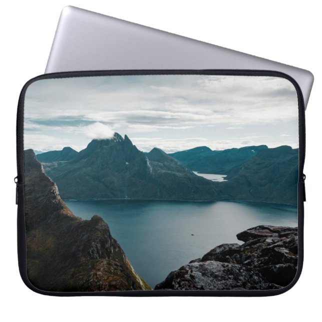 LUGN ORGAN I VATTEN NÄRA MOUNTAIN LAPTOP FODRAL (Framsidan)