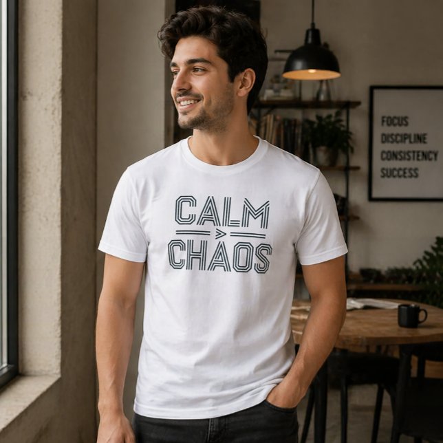Lugn Över Kaos Minimalistisk Typografi T-Shirt (Skapare uppladdad)