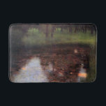Lugn Pond på Kammer Castle Grounds, Gustav Klimt Badrumsmatta<br><div class="desc">Gustav Klimt (14 juli, 1862 - 6 februari 1918) var en österrikisk symbolmålare och en av de mest framstående medlemmarna i Wien Secession-rörelsen. Klimt noteras för målningar, murar, skisser och andra föremål d'art. Förutom hans verk, som innefattar anklagelser och porträtt, målade han upp landskap. Klimt var bland konstnärer från Wienutträdet...</div>