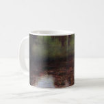 Lugn Pond på Kammer Castle Grounds, Gustav Klimt Kaffemugg<br><div class="desc">Gustav Klimt (14 juli, 1862 - 6 februari 1918) var en österrikisk symbolmålare och en av de mest framstående medlemmarna i Wien Secession-rörelsen. Klimt noteras för målningar, murar, skisser och andra föremål d'art. Förutom hans verk, som innefattar anklagelser och porträtt, målade han upp landskap. Klimt var bland konstnärer från Wienutträdet...</div>