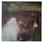 Lugn Pond på Kammer Castle Grounds, Gustav Klimt Kakelplatta<br><div class="desc">Gustav Klimt (14 juli, 1862 - 6 februari 1918) var en österrikisk symbolmålare och en av de mest framstående medlemmarna i Wien Secession-rörelsen. Klimt noteras för målningar, murar, skisser och andra föremål d'art. Förutom hans verk, som innefattar anklagelser och porträtt, målade han upp landskap. Klimt var bland konstnärer från Wienutträdet...</div>