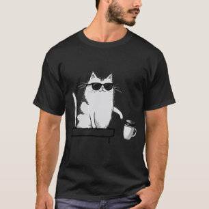 Lugn sexarmad trollkarl mediterar med kaffe t shirt