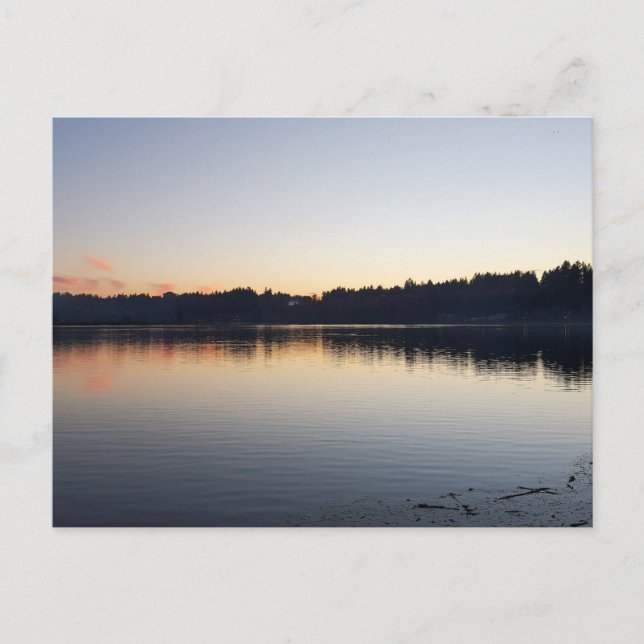 Lugn sjö i skymningen vykort (Framsida)