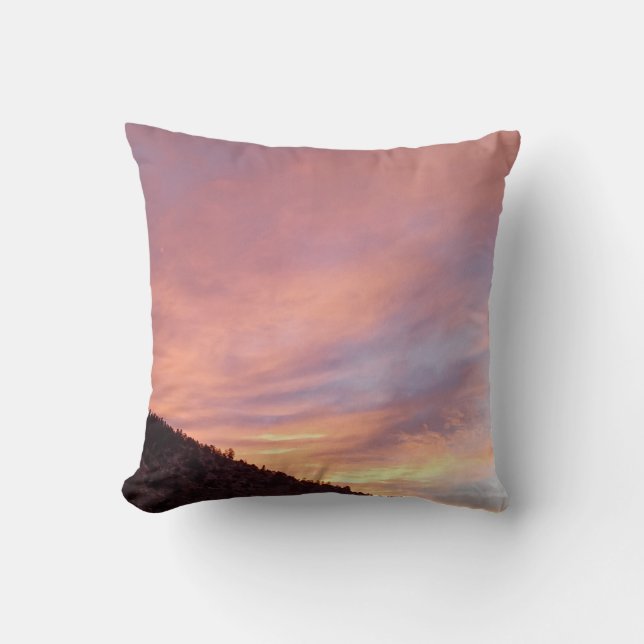 Lugn solnedgång över bergsrygg med rosa orange kudde (Framsida)