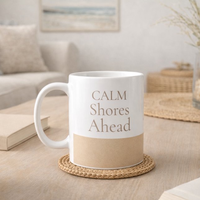 Lugn strand framöver Klassisk mugg, 11 oz Kaffemugg (Calm Shores Ahead in serif lettering over a soft sand-beige band on clean white ceramic.)