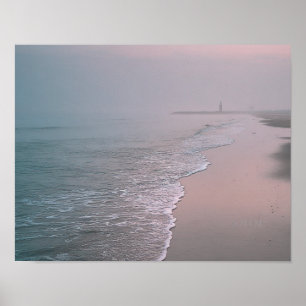 Lugn strand soluppgång med fyr kustvägg Ar Poster