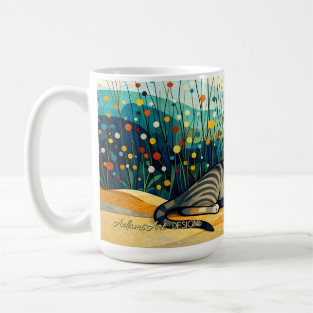 Lugn tabbykatt i en fantasifull äng med vilda blom kaffemugg (Vänster)