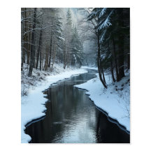 Lugn vinterflod som flyter genom snöig skog