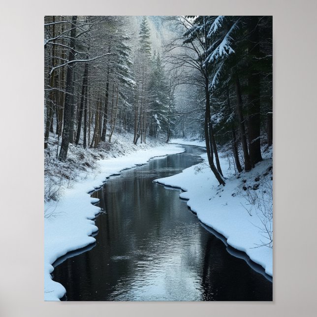Lugn vinterflod som flyter genom snöig skog poster (Framsidan)