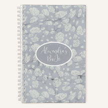 Lugnande dammig blå bullet-journal med vita rosor