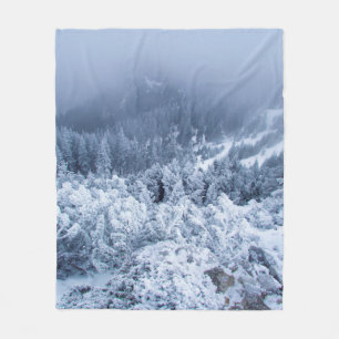 Lugnens dimma vinterdag ovanpå bergen fleecefilt