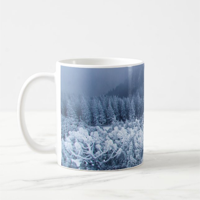 Lugnens dimma vinterdag ovanpå bergen kaffemugg (Vänster)