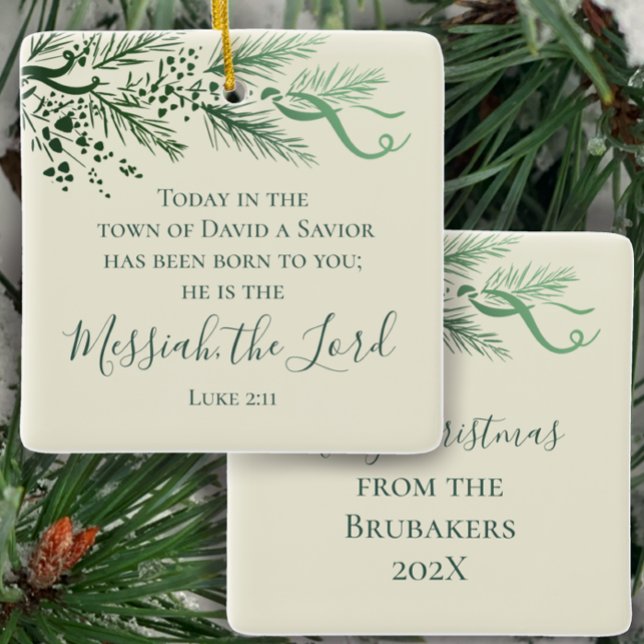 Luke 2:11 Sage Gräs Personlig julgåva Julgransprydnad Keramik (Personalize this Luke 2:11 Scripture Christmas ornament gift with name and year. Hand drawn pine )