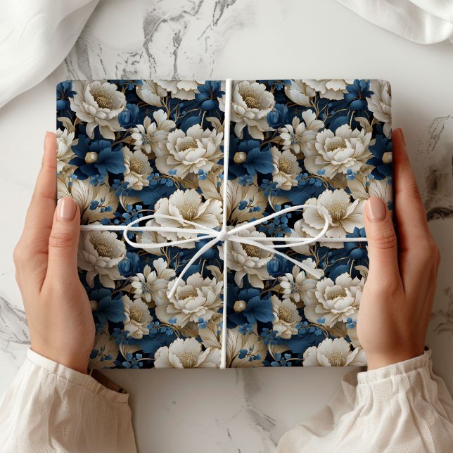 Luksuriös blå vit elfenbensblomma presentinslagnin presentpapper (Opulent Blue White Ivory Floral Gift Wrapping Paper)