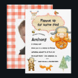 Lumberjack Kids Gingham Födelsedagsfest Foto Inbjudningar<br><div class="desc">Flanell upp för lite kul med denna underbara timmerhuggar-tema födelsedagsinbjudan! Med en lekfull timmerhuggare,  skogs djur och ett mysigt rött gingham-mönster på baksidan är denna design perfekt för utomhus eller rustika firanden. Helt anpassningsbar med dina festdetaljer och favoritfoto,  är det idealiskt för din lilla äventyrslystnes speciella dag.</div>