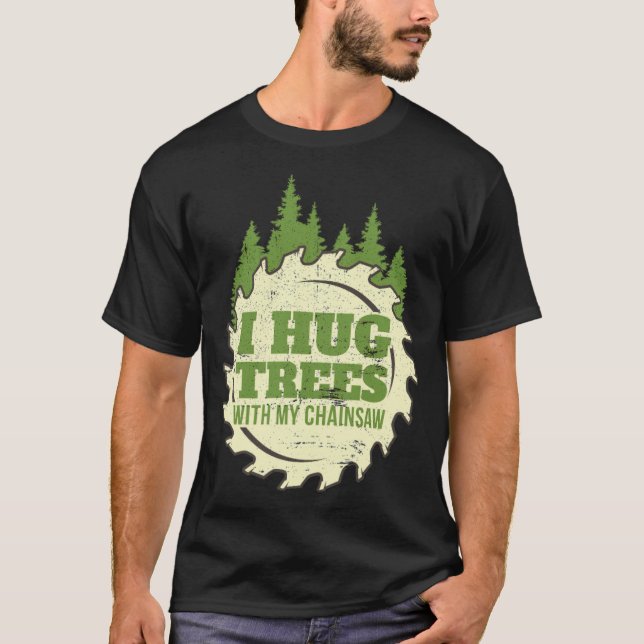 Lumberjack-maten bak för den berömda Chainsee Hug  T Shirt (Framsida)