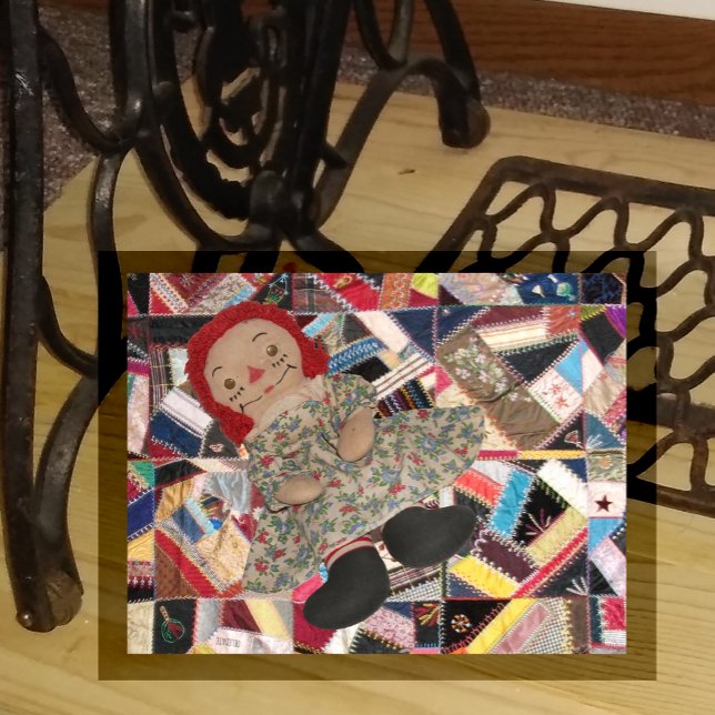 Lumppdocka på antikt crazy quilt vykort (Skapare uppladdad)