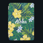 Luna Hibiscus Garden Hawaiian - Gult och flotta iPad Mini Skydd<br><div class="desc">Gult, Evergreen, Lime, Blue och Navy Colorway. Hibiscus och plumeria-blommor dansar i ett sammanhang av monstera och handflatan löv. Dessa blommor används ofta i kläder för aluskjorta och muu som skapar en design som påminner om hawaiska avtryck från 50- och 60-talen. Anpassa ord-behållan Aloha eller användan till ditt eget namn....</div>