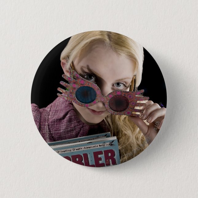 Luna Lovegood Peeks over Glass Knapp (Framsida)