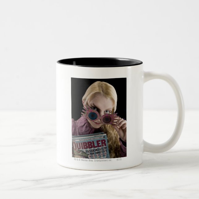 Luna Lovegood tittar över glasögon Två-Tonad Mugg (Höger)