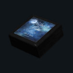 Lunar Himlar Måne Budens mamma Personlig Minnesask<br><div class="desc">Lunar Himlar Full Moon Celestial Galaxy Watercolor Design, med Nattsahinande stjärnor, och Glowing Måne Design på en lyxig marinblå, Blek Blue och tips på lila vattenfärgen struktur. Med Typsnitt för modern typografi. Trendigets magiska design - Personlig Budens mamma Heartfilt Quote Keepsakes Personlig Wood Jewelry Gift Box! ~ Kolla min butik...</div>