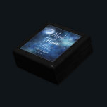 Lunar Himlar Måne Maid of honor-citattecken, Perso Minnesask<br><div class="desc">Lunar Himlar Full Moon Celestial Galaxy Watercolor Design, med Nattsahinande stjärnor, och Glowing Måne Design på en lyxig marinblå, Blek Blue och tips på lila vattenfärgen struktur. Med Typsnitt för modern typografi. Trendigets magiska design - Personlig Maid of honor Heartfilt Quote Keepsakes Personlig Wood Jewelry Gift Box! ~ Kolla min...</div>