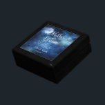 Lunar Himlar Måne Mor vid Groom-Personligen Minnesask<br><div class="desc">Lunar Himlar Full Moon Celestial Galaxy Watercolor Design, med Nattsahinande stjärnor, och Glowing Måne Design på en lyxig marinblå, Blek Blue och tips på lila vattenfärgen struktur. Med Typsnitt för modern typografi. Ett trendigets magiska design - Personligen Mor i Groom Heartfilt Quote Keepsakes Personlig Wood Jewelry Gift Box! ~ Kolla...</div>