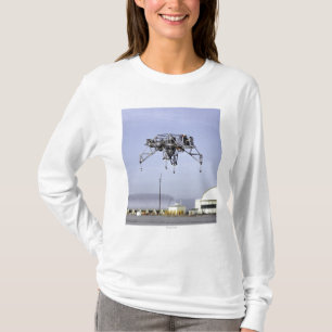 Lunar landningforskningfordon i flyg tee