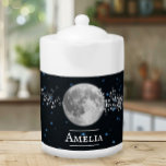 Lunar Personlig Tekanna<br><div class="desc">Njut av teet med en Lunar Personlig-Tekanna. Tekannans utformning har en fullt med stjärnor mot en nattlig bakgrund i himlar,  med ett område som kan anpassas efter ditt namn. Ytterligare presentartiklar som är tillgängliga med den här designen samt en mängd färg.</div>