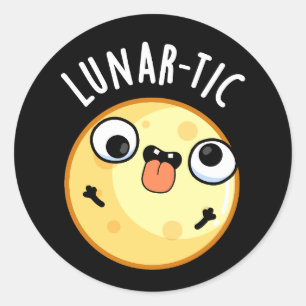 Lunar-tic Funny Astronomy Måne Pun Mörk BG Runt Klistermärke