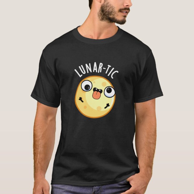 Lunar-tic Funny Astronomy Måne Pun Mörk BG T Shirt (Framsida)