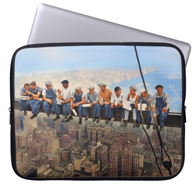 Lunch Atop A Skyscraper 1932 NYC Remasterad Färg Laptop Fodral (Framsidan)