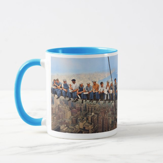 Lunch Atop A Skyscraper 1932 NYC Remastered Color  Mugg (Vänster)