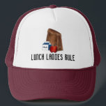 Lunch Dam Rule School Cafeteria Worker Lacher Keps<br><div class="desc">Skapat från en originalmarkörillustration med en bruna påslunch med en äpple- och mjölk-kartong och LUNCH DAM RULE i ett roligt. Ser du inte vad du är tittar för? Behöver du hjälp med anpassning? Kontakta Rebecca för att få något designat bara för dig.</div>