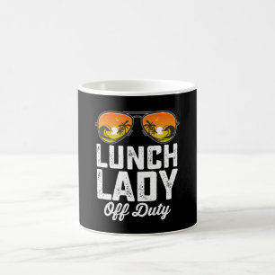 Lunchdamen är av med solglasögon sista skoldagen kaffemugg