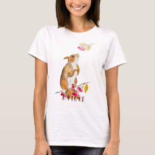 Lungfärgsekorre på gren med bär t shirt