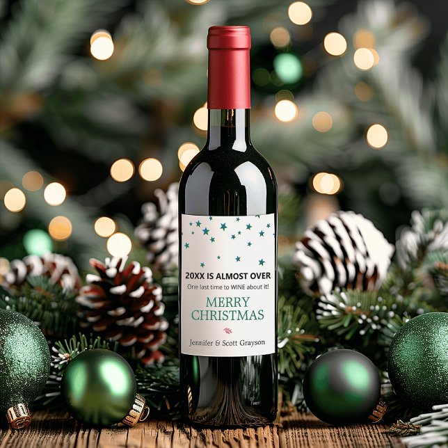 Lungnyårsperioden 2021 är nästan över Guld Stars H Vinflaska Etikett (Funny 2024 Is Almost Over Green Stars Holiday Wine Label)