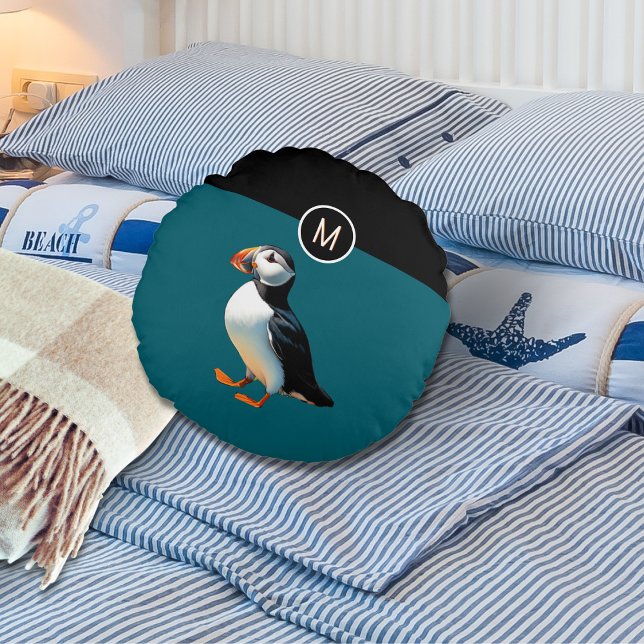 Lunnefågel Hav Blå Djur Monogram Rund Kudde (A round pillow in dark ocean blue, with a picture of an Atlantic puffin, and monogram initial)