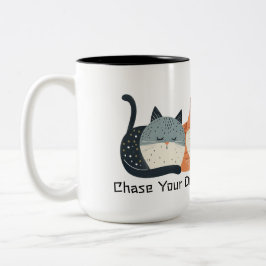 Lunniga sovande katter chase din drömfolkart Två-Tonad mugg