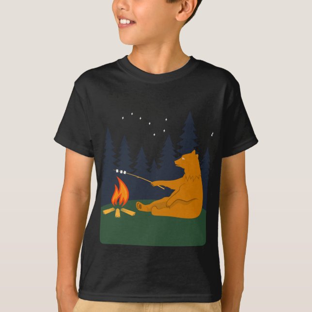 Lunt Bear Rosting Marshmallow Över Campfire T Shirt (Framsida)