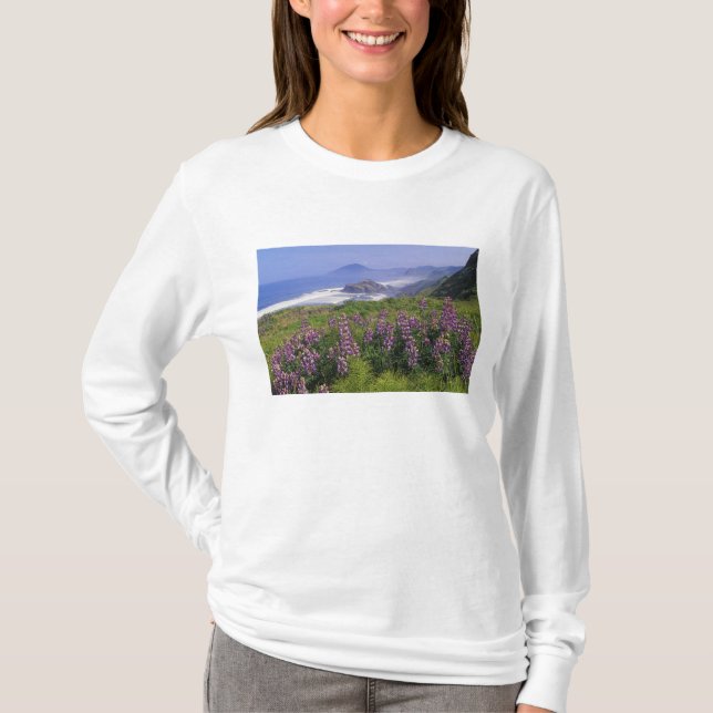 Lupinblommor och karg kustlinje längs t-shirt (Framsida)
