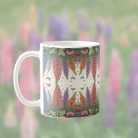 Lupine Flowers n Butterflies Vintage Mönster Kaffemugg<br><div class="desc">Den här fina cofee mugg-designen har ett vackert vintage mönster av lupinblommor i blått, lila och persika, med fjärilar som hovrar och rik. Mönster påminner om det brittiska textilindustrin mönster från slutet av 1800-talet och tidigt 1900-talet, med dess muterade färg och riker och mönster. Den här teckningen är baserad på...</div>