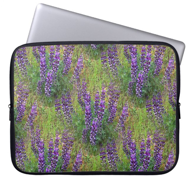 Lupines Galore.. Laptop Sleeve (Framsidan)