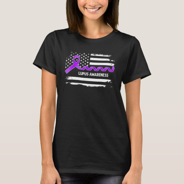 Lupus Awareness American Flag   Purple Ribbon T Shirt (Framsida)