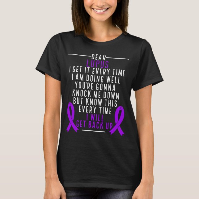 Lupus Awareness kommer tillbaka till Fighter Lila  T Shirt (Framsida)
